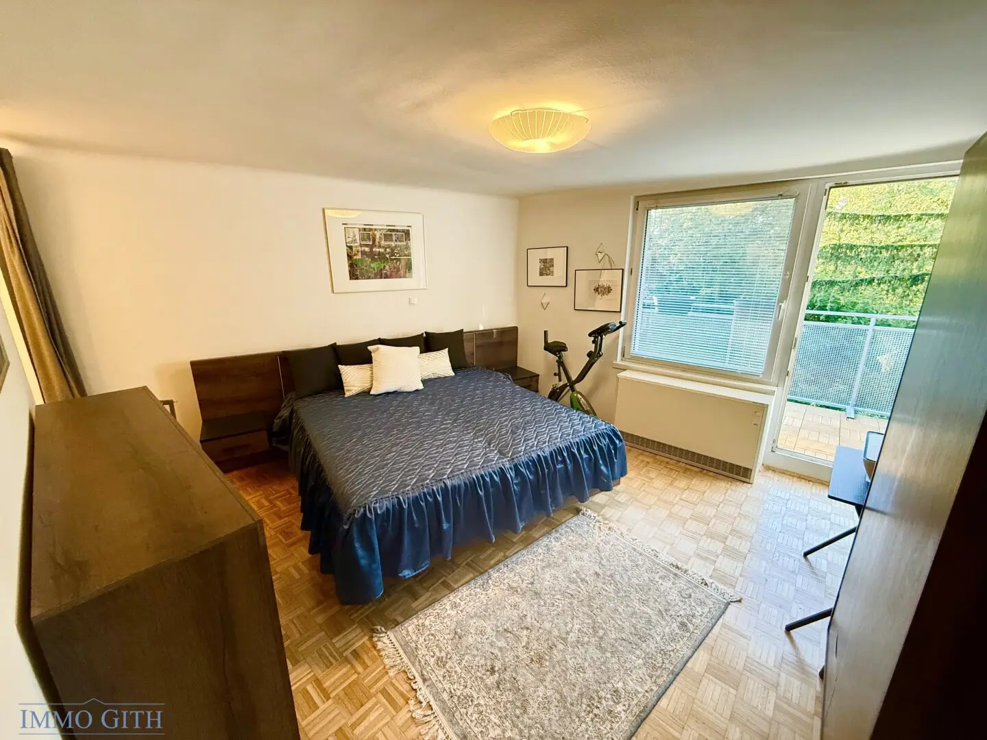 Very bright, quiet and very well maintained attic maisonette with private rooftop terrace near Maurer Hauptplatz for sale