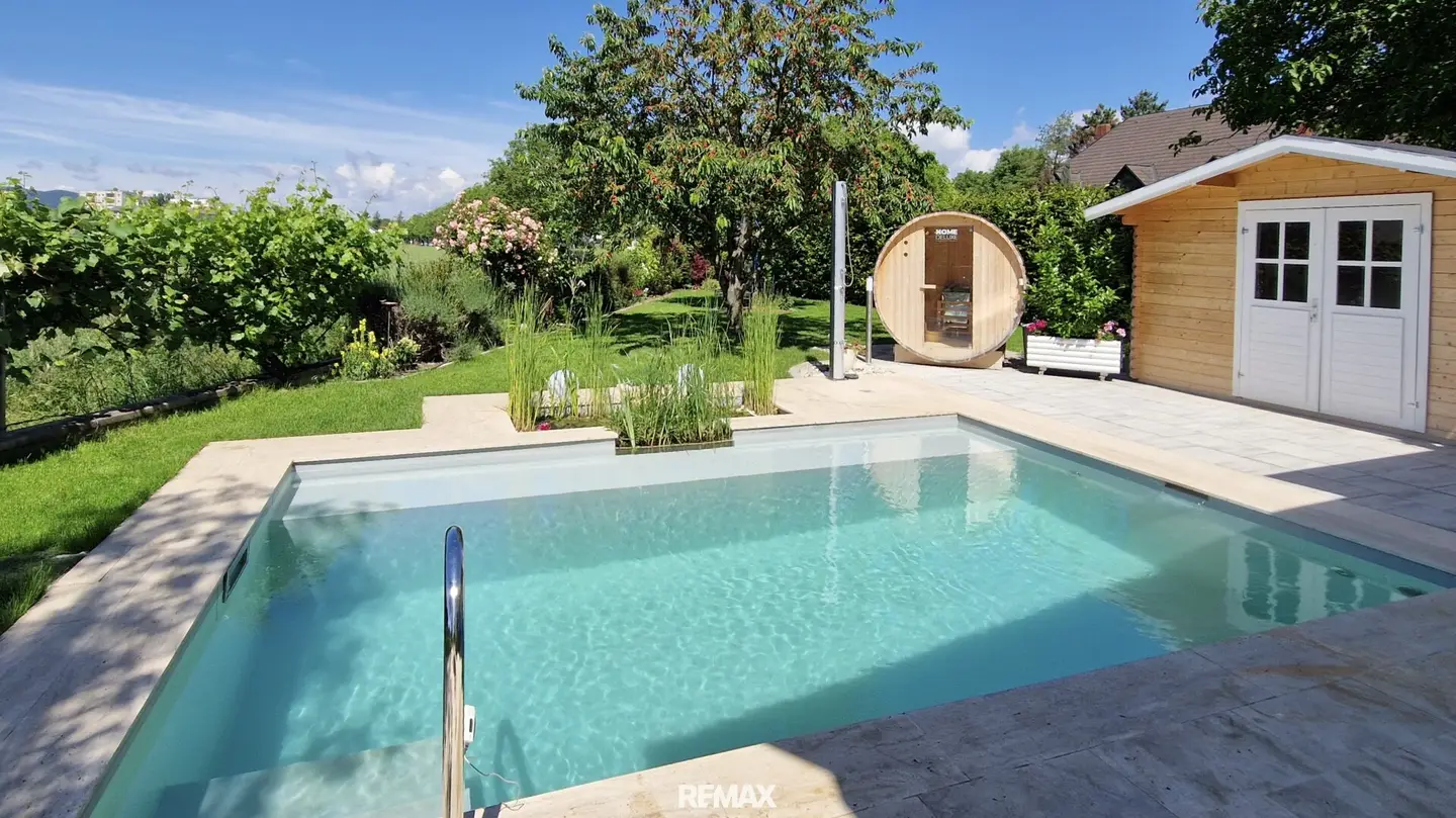 Bisamberg Family idyll with wellness oasis on historic building lease land