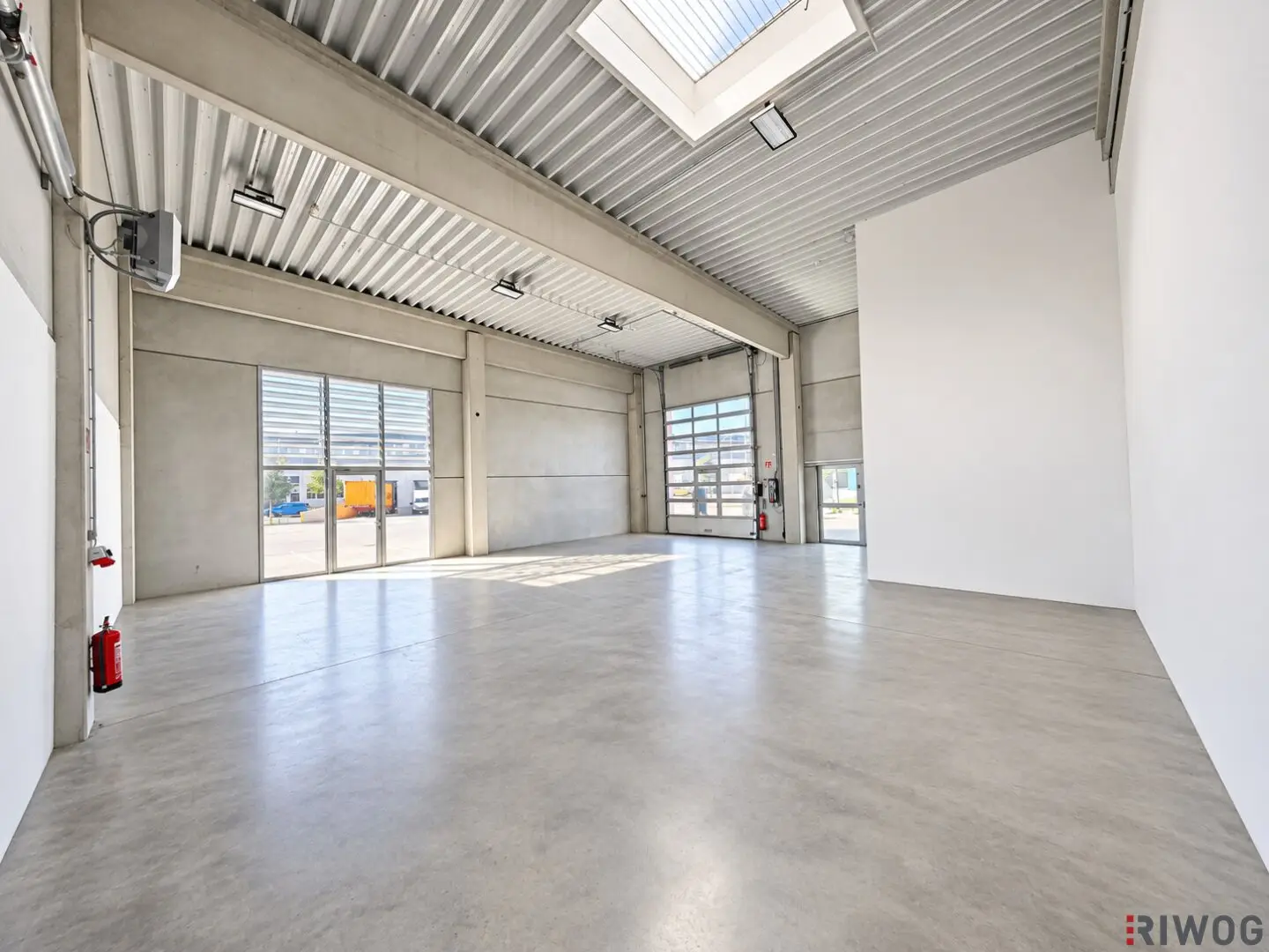 SHOWROOM / PRODUKTIONSFLÄCHE | Parkplätze vor der Türe | helle Ecklage | modernes Gelände
