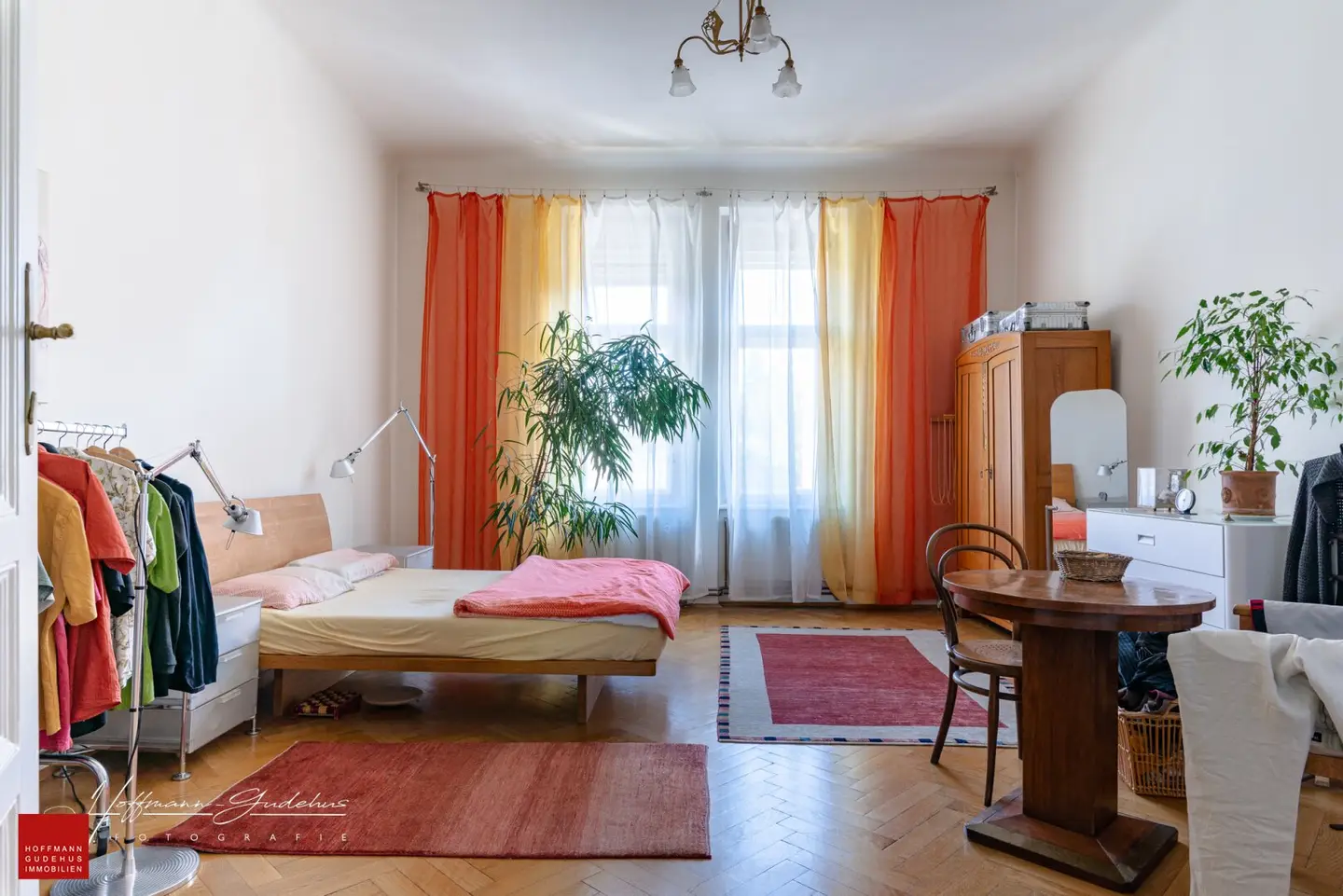 STILVOLLE 4-ZIMMER-ALTBAUWOHNUNG MIT BALKON
