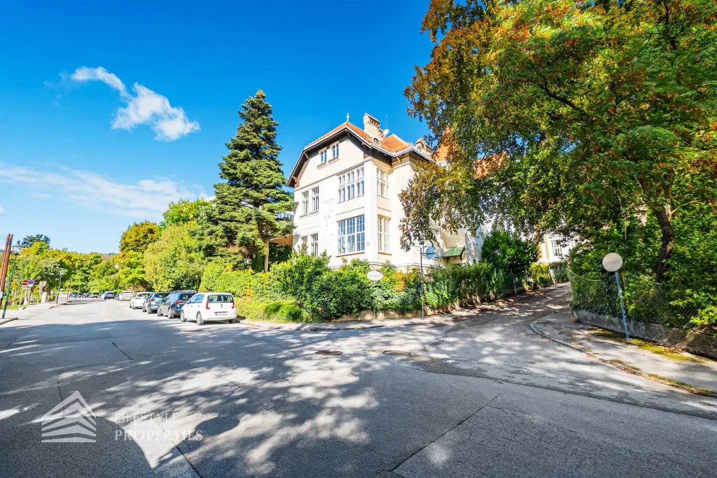 Elegante Villa mit 3 großzügigen Wohneinheiten in Toplage