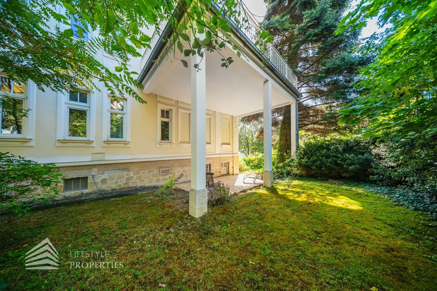 Elegante Villa mit 3 großzügigen Wohneinheiten in Toplage
