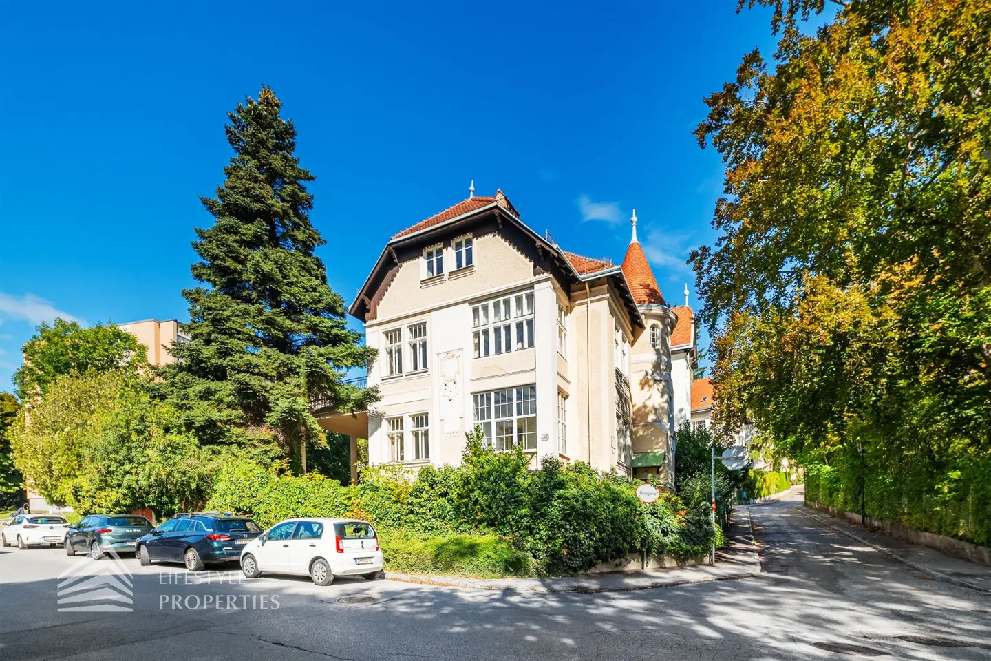 Elegant villa with 3 spacious residential units in top location