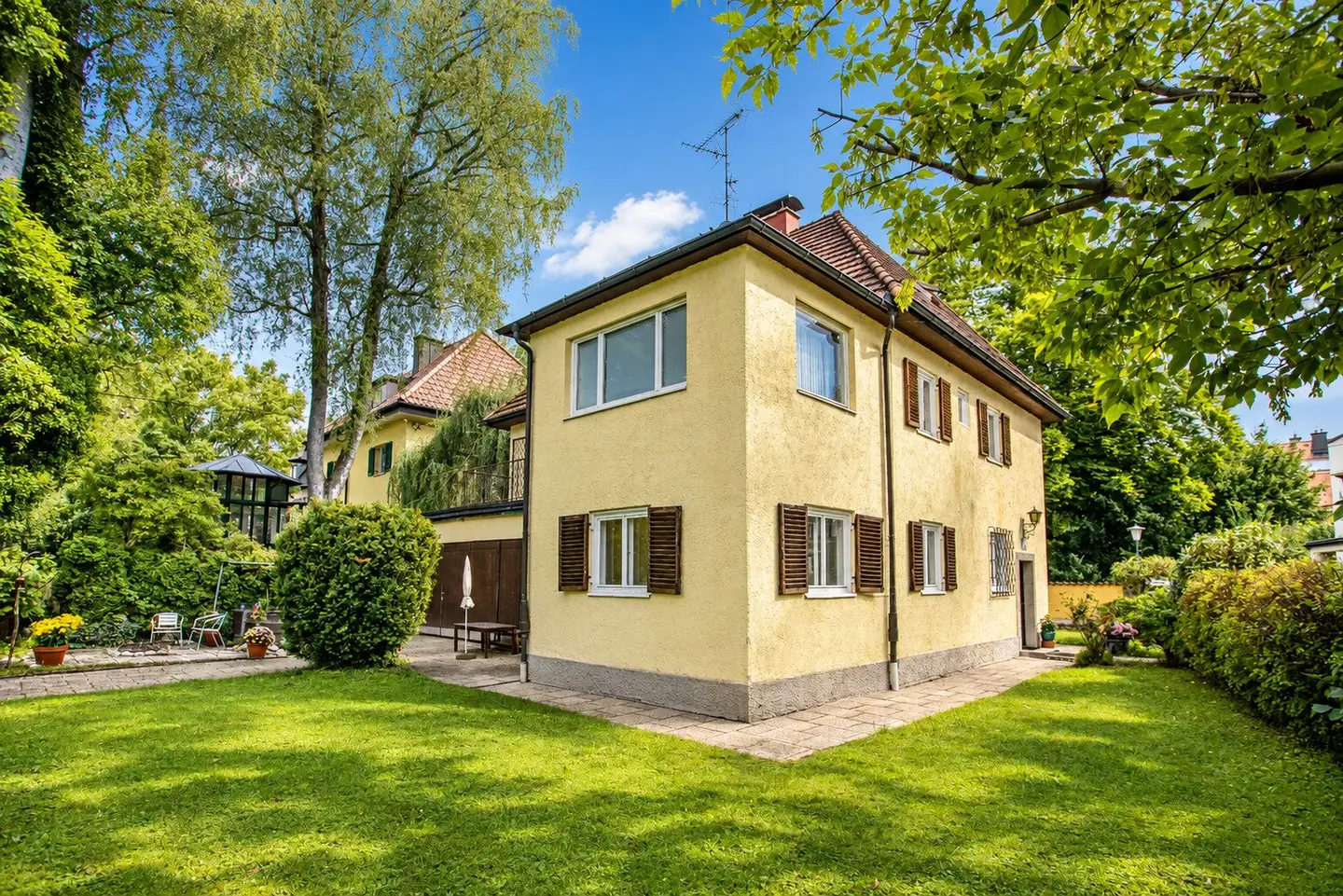 A special private address in Nonntal - rare family residence with generous garden and exceptional development potential