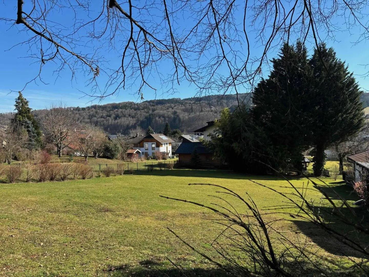 MATTSEE: BEAUTIFUL PLOT ON A GENTLE SLOPE WITH LAKE VIEW