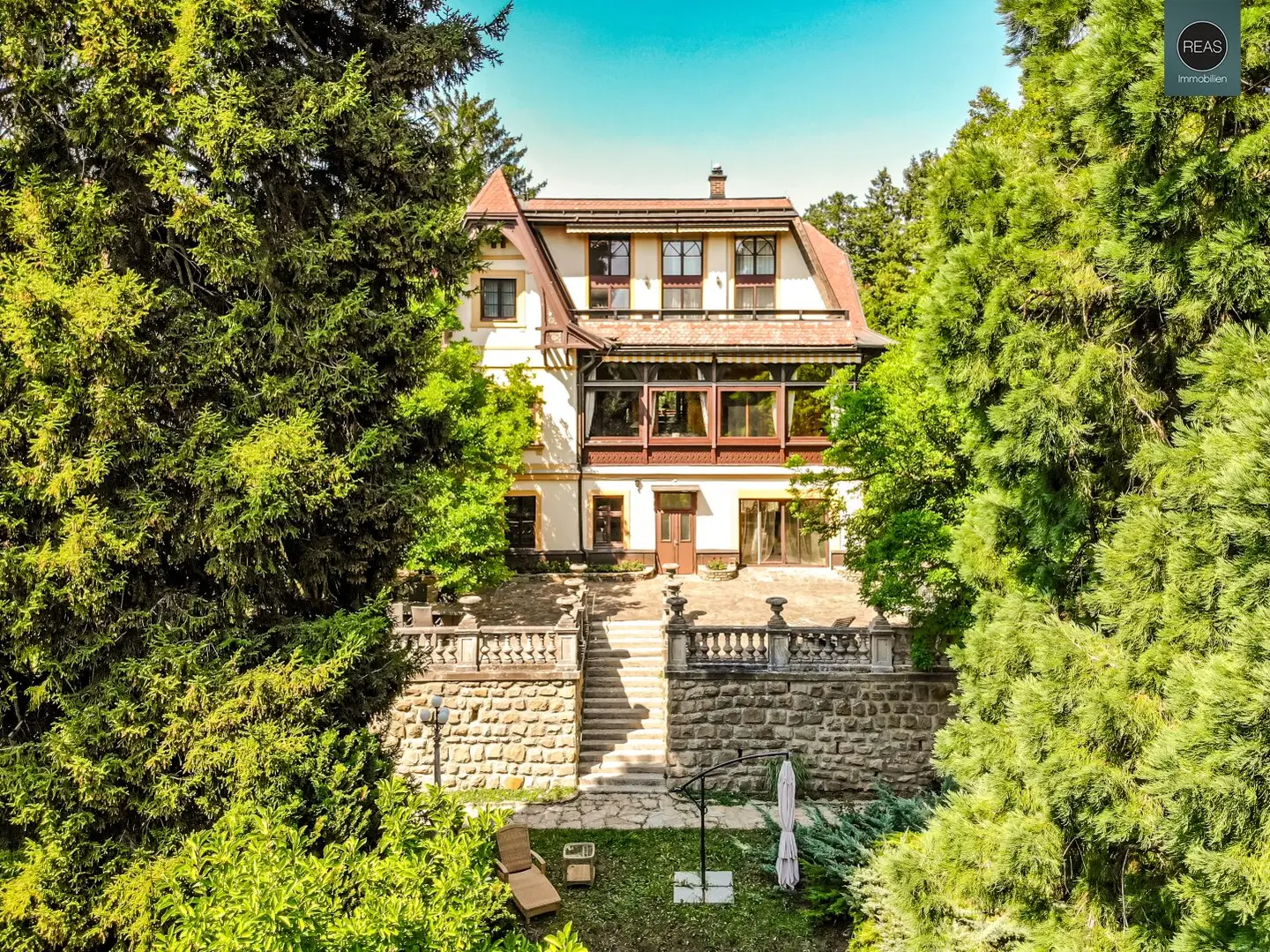 Villa Elfi: Classic Summer Retreat Villa with Dream Property in Tullnerbach-Lawies