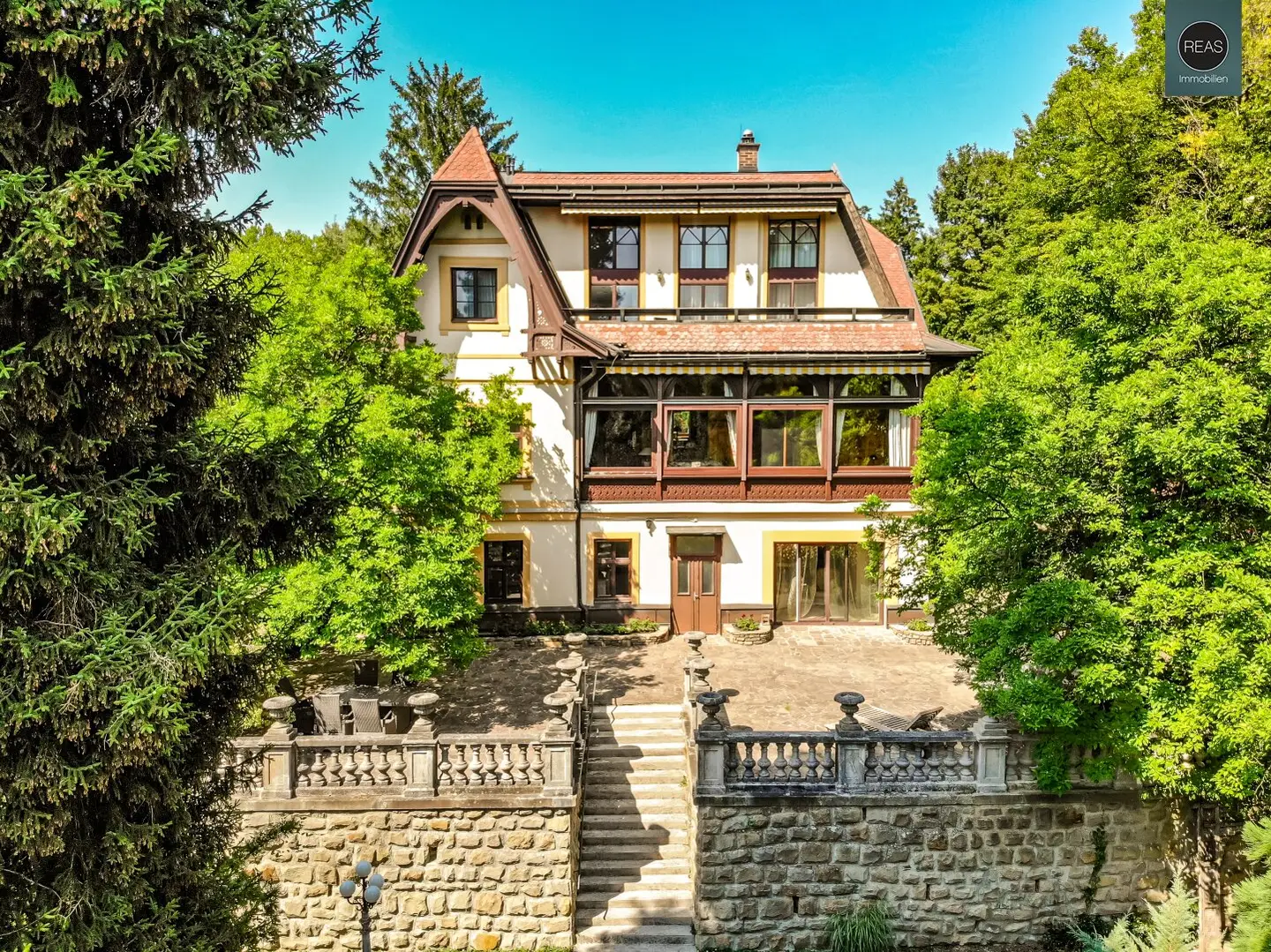 Villa Elfi: Classic Summer Retreat Villa with Dream Property in Tullnerbach-Lawies