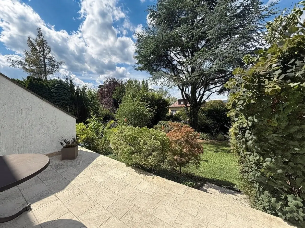 Charming terraced house with roof terrace and garden