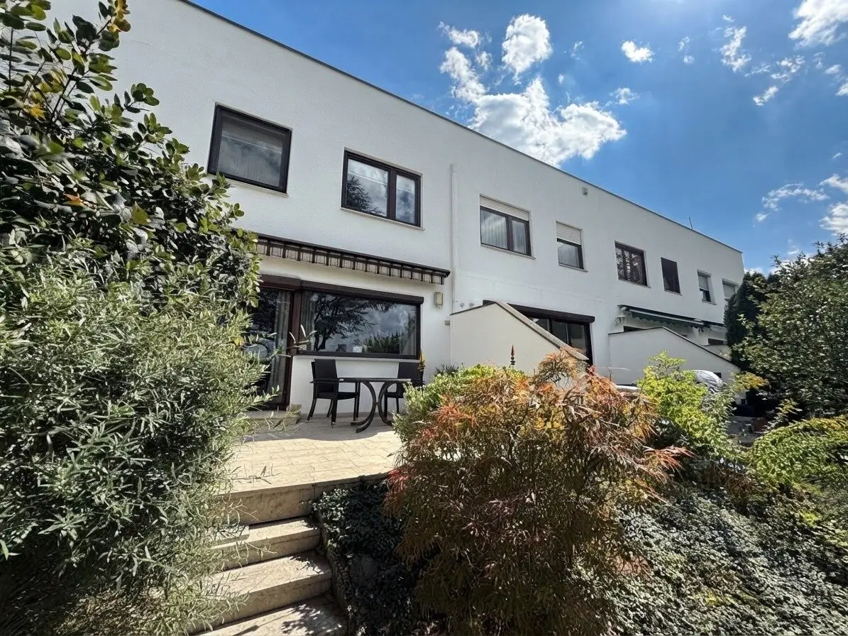 Charming terraced house with roof terrace and garden