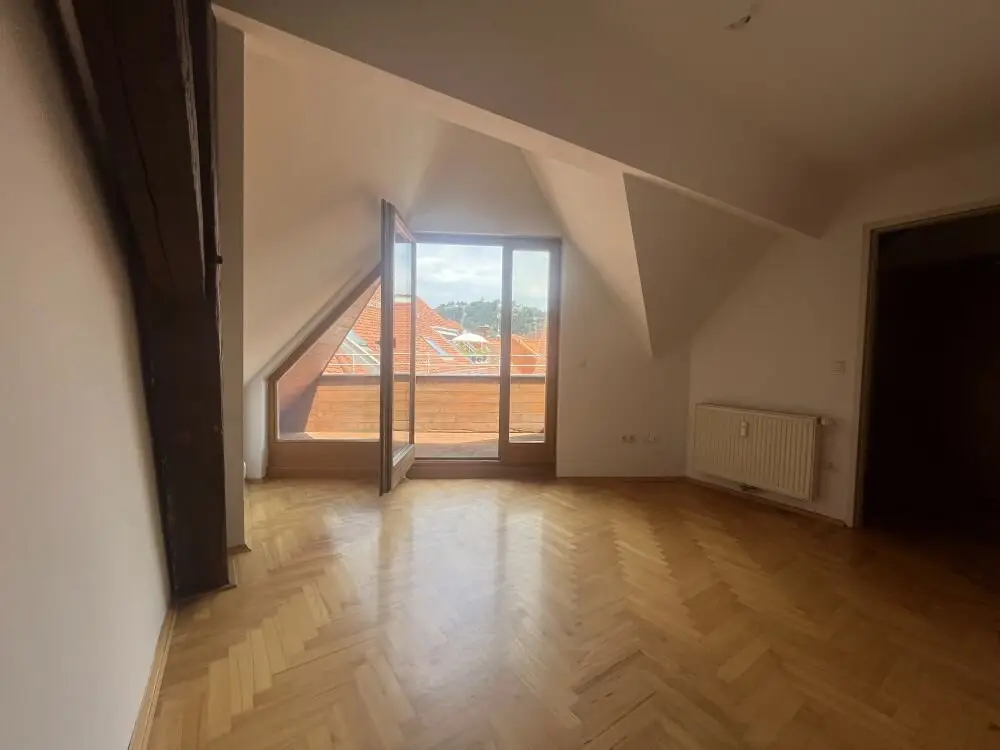 Sunlit 3-room apartment in popular and hip location with Schlossberg view and separate kitchen - Commission free