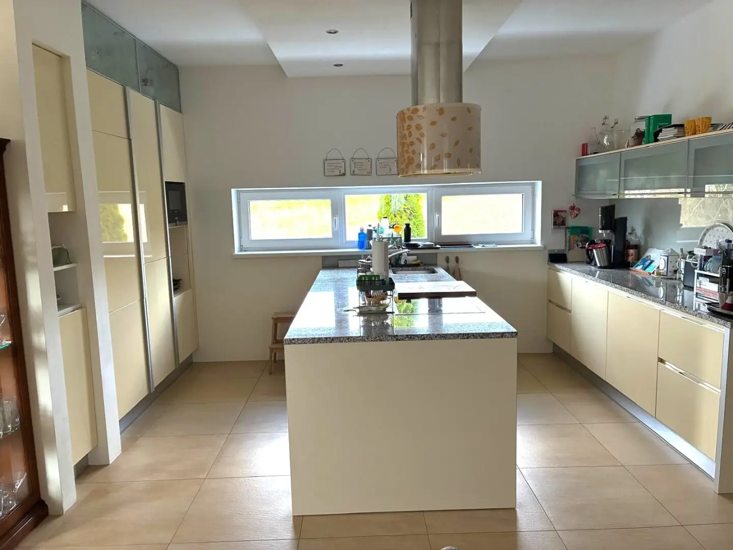 Like-new ARCHITECT-DESIGNED HILLSIDE HOUSE in sunny prime location