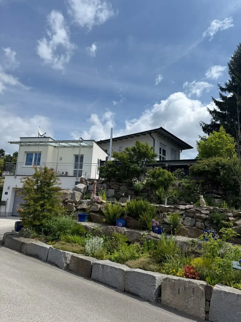 Like-new ARCHITECT-DESIGNED HILLSIDE HOUSE in sunny prime location