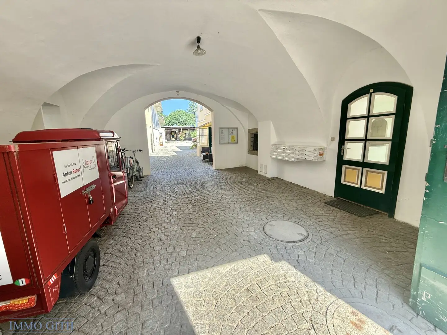 NAHE MARKTPLATZ PERCHTOLDSDORF: CHARMANTE 2-ZIMMER-ALTBAUWOHNUNG IN RUHIGER HOFLAGE MIT SEPARATER KÜCHE &amp; BEGEHBAREM SCHRANKRAUM IM HISTORISCHEN „EISENBÖCKHOF"!