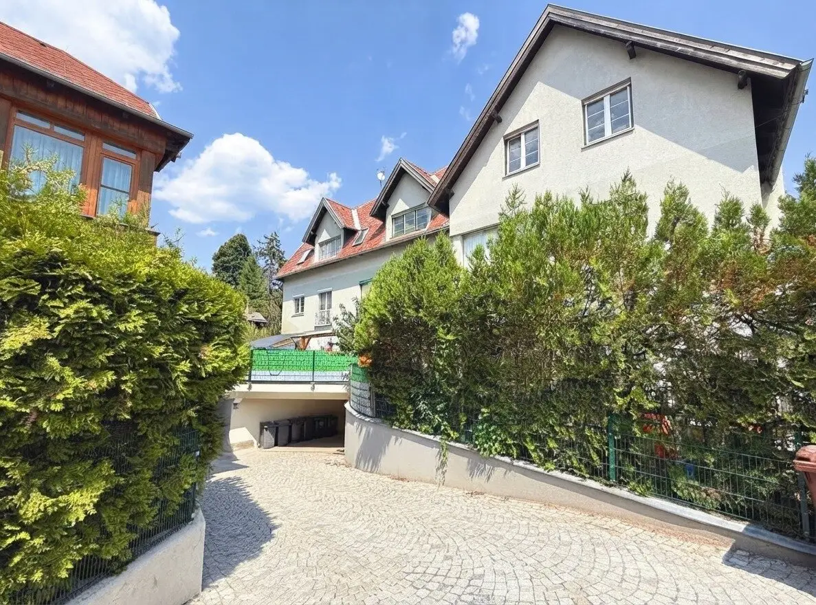 Bright attic apartment with distant view and garage parking space