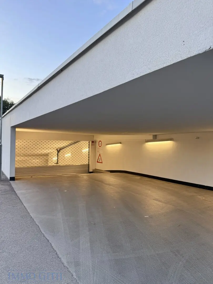 STAMMERSDORF: PROVISIONSFREIER TIEFGARAGENSTELLPLATZ IN MODERNER WOHNHAUSANLAGE ZU MIETEN – EDI-FINGER-STRASSE!