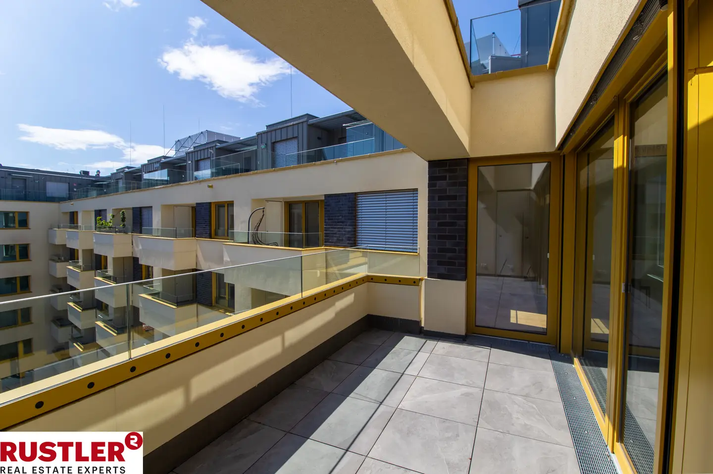 Maisonettewohnung with large terrace and city view