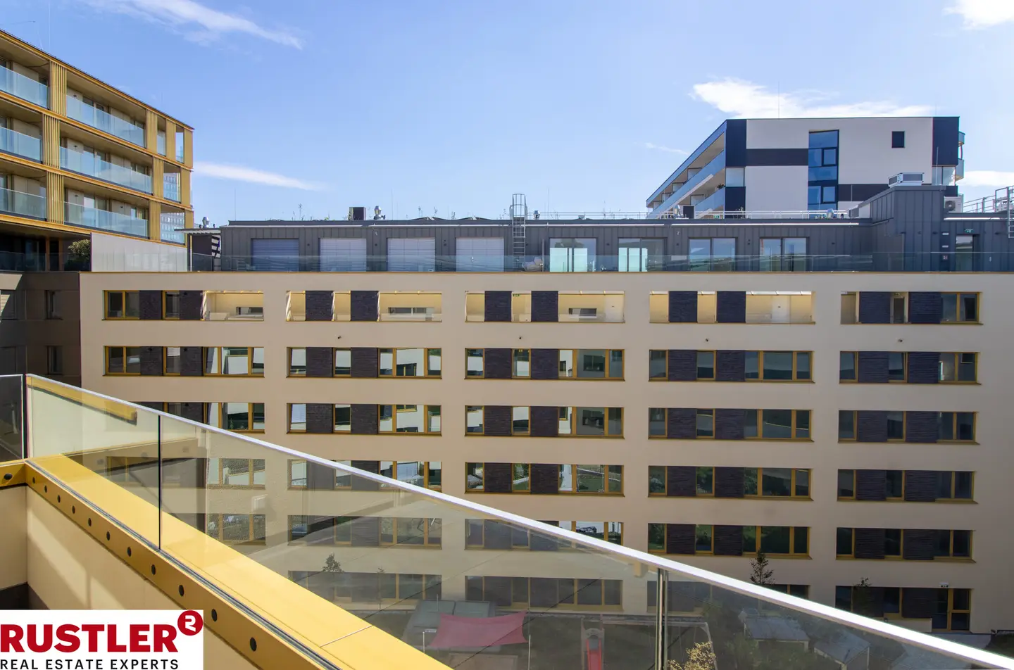 Maisonettewohnung with large terrace and city view