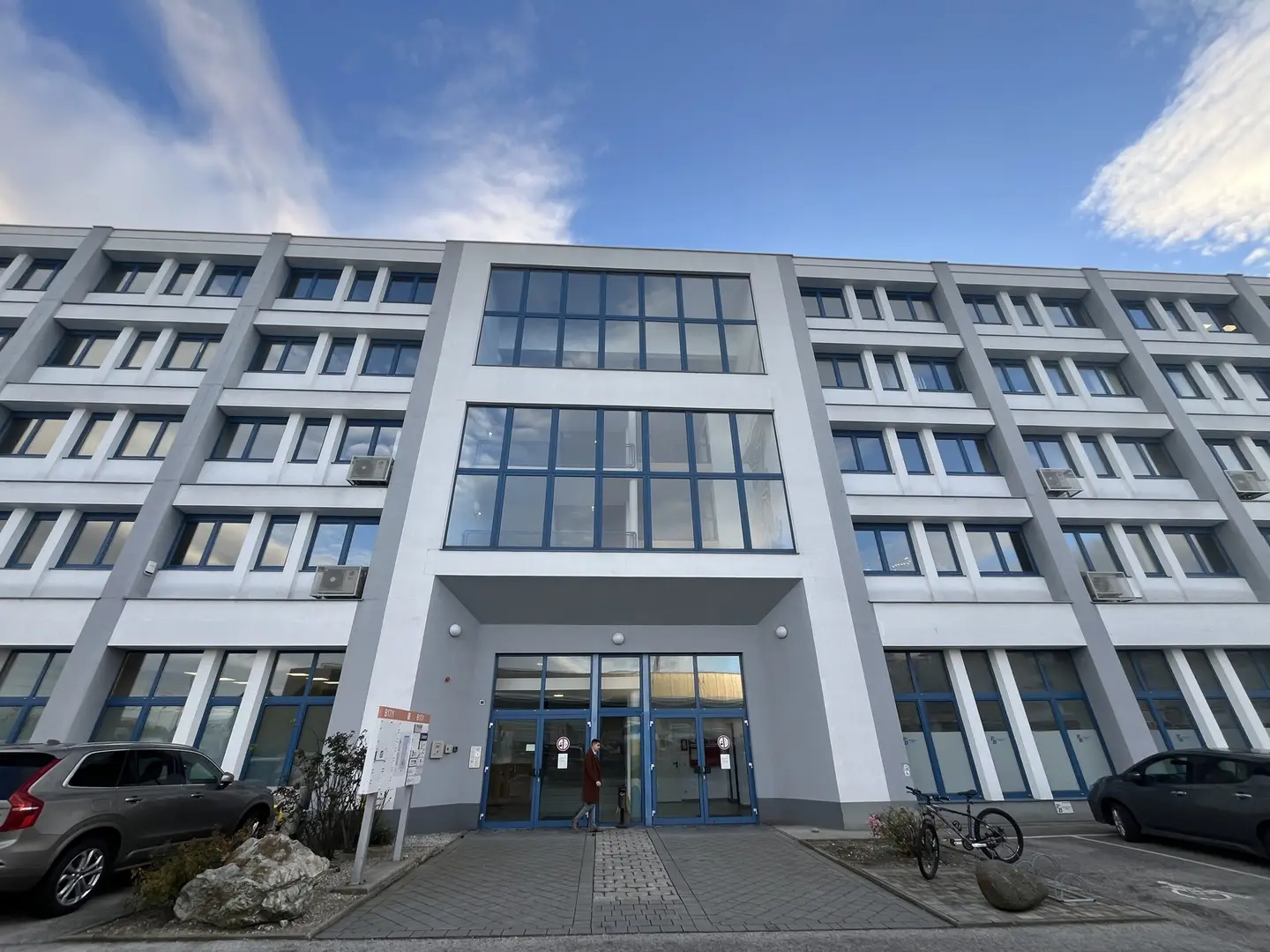 Modernisierte Loftwohnung mit Laderampe und Parkplätzen