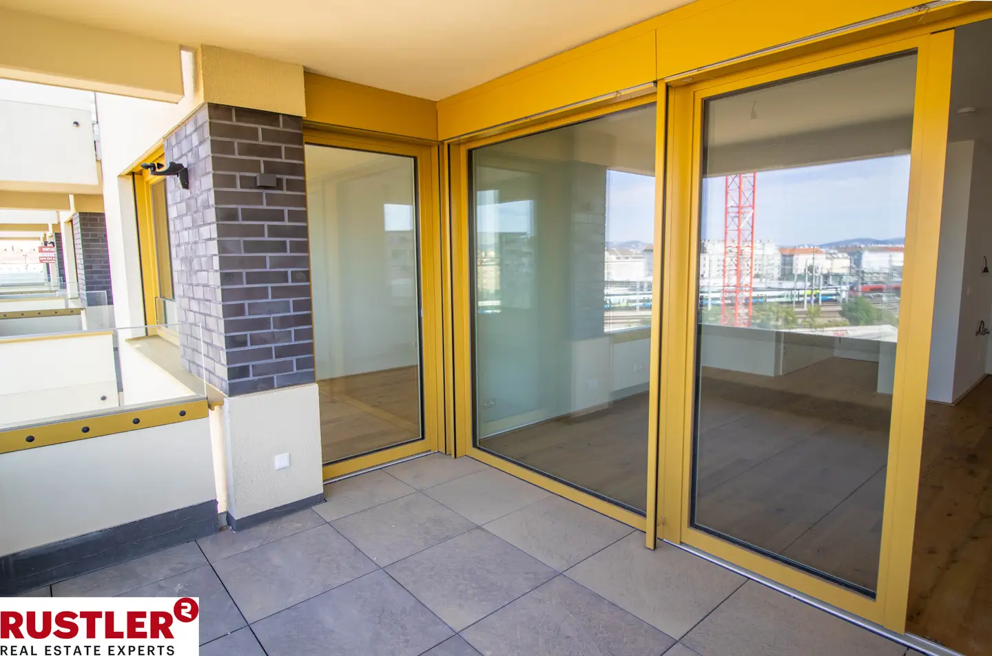 Bright penthouse near central station