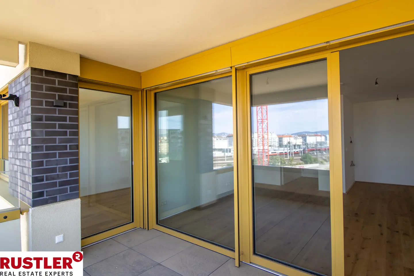 Bright penthouse near central station