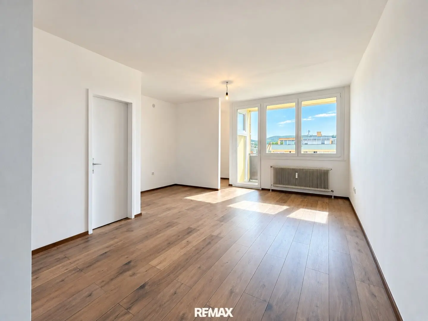 Partially renovated 35.7 m² quiet city apartment on the 5th floor with loggia, parking space and cellar ideal for singles Graz commuters and investors