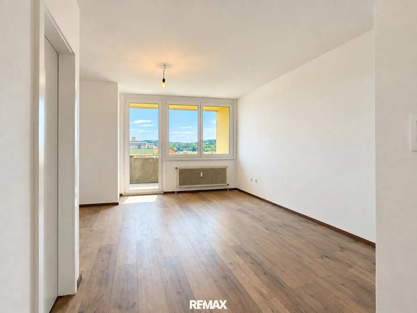 Partially renovated 35.7 m² quiet city apartment on the 5th floor with loggia, parking space and cellar ideal for singles Graz commuters and investors