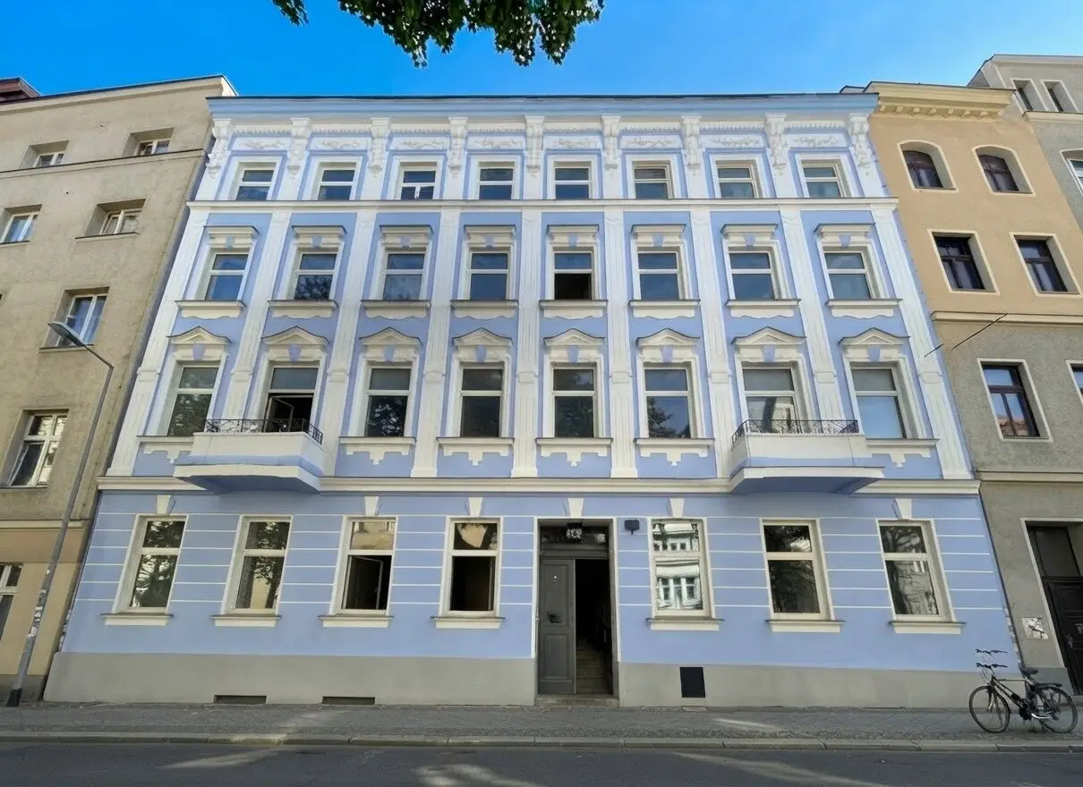 Representative residential condominium in the Goldschlaggasse - Now acquire affordable old building apartments to renovate yourself