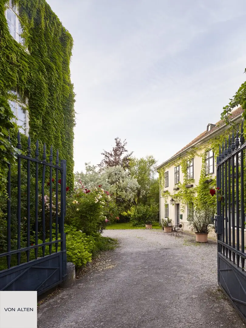 Wohnen im Schlossgarten | Historisches Biedermeier-Stöckl mit großzügigem Privatgarten & exklusivem Badeteich