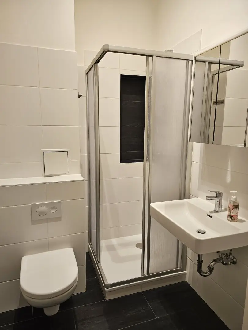 Einzugsbereite 2-Zimmer-Altbauwohnung mit Lift – hofseitiges Schlafzimmer, U-Bahn-Nähe &amp; hoher Lagezuschlag