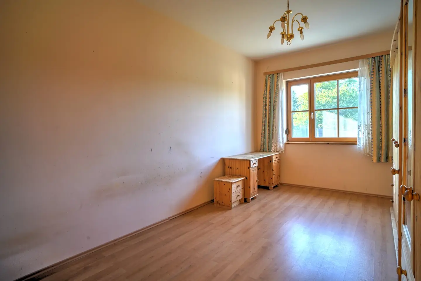Quietly located house on the edge of the forest with sauna, whirlpool and private game chamber