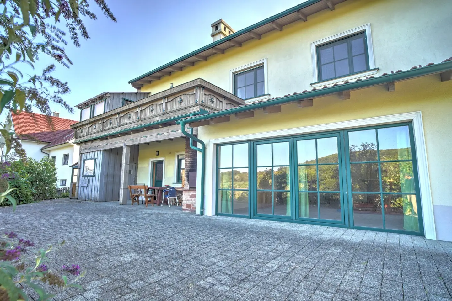Quietly located house on the edge of the forest with sauna, whirlpool and private game chamber