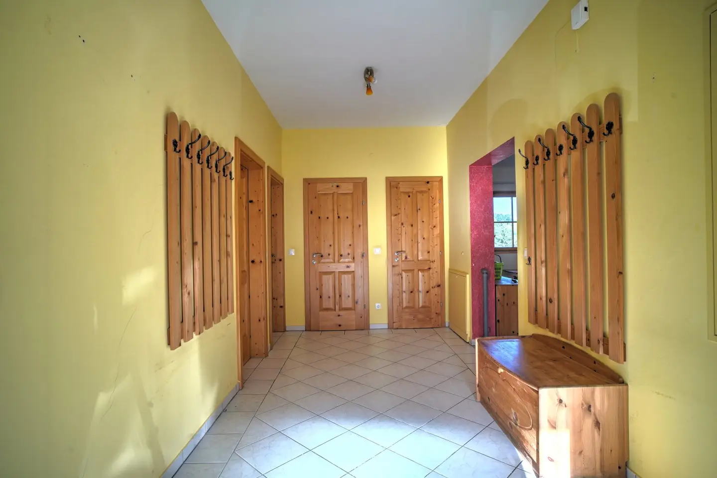 Quietly located house on the edge of the forest with sauna, whirlpool and private game chamber