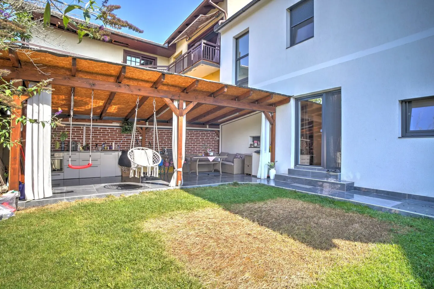 Immediately available house in solid construction with five rooms and good accessibility