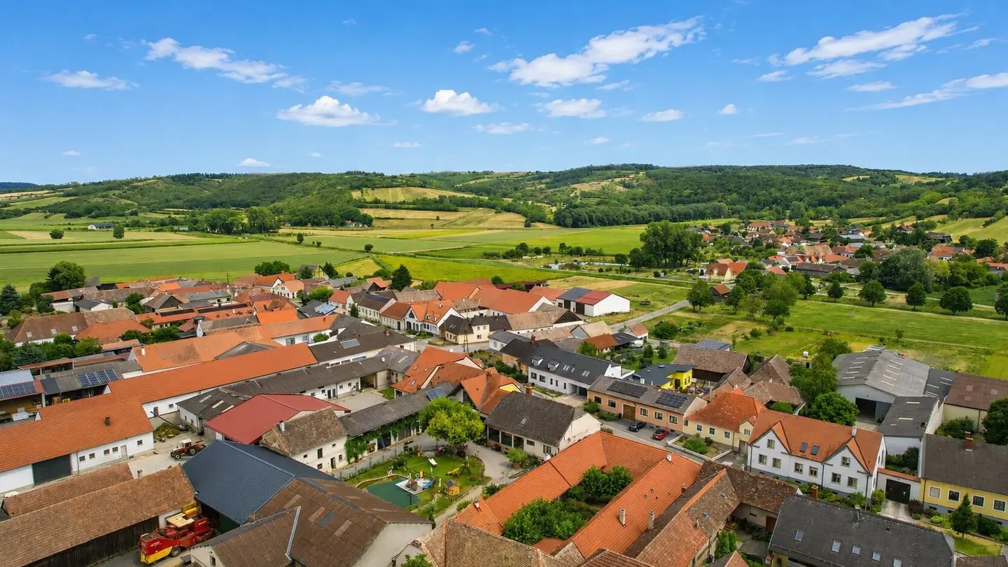 Hinter dem Tor beginnt eine andere Welt – exklusiv revitalisierter Vierkanthof mit 343 m², Wellness &amp; außergewöhnlicher Ausstattung