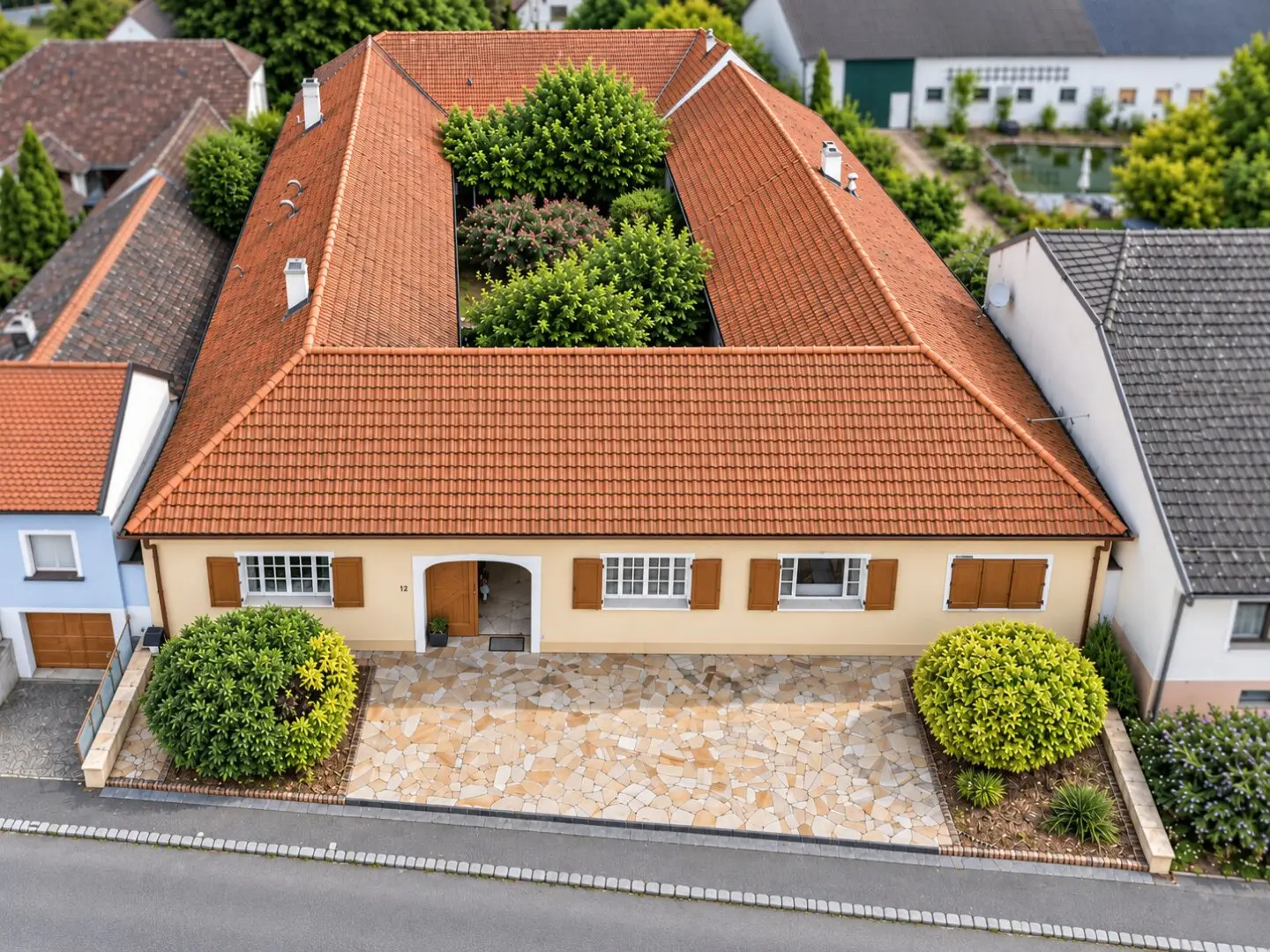 Hinter dem Tor beginnt eine andere Welt – exklusiv revitalisierter Vierkanthof mit 343 m², Wellness &amp; außergewöhnlicher Ausstattung