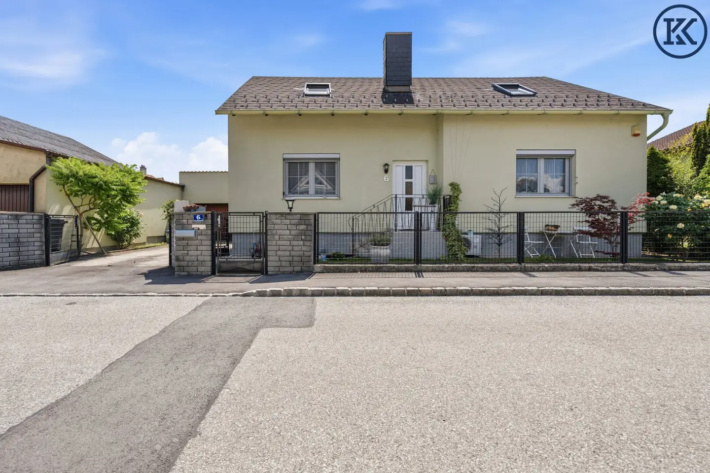 Saniertes Einfamilienhaus mit großem Garten in sehr guter Lage und ausgezeichneter Infrastruktur.