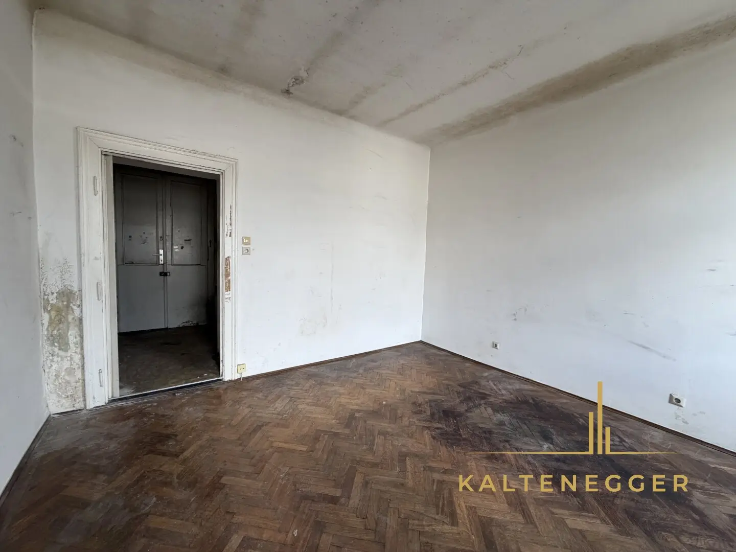 Period apartment in need of renovation with potential in 1100 Vienna