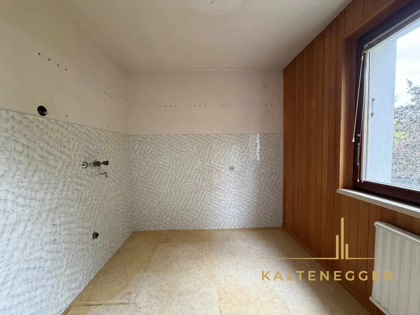 2-room apartment with renovation potential in sought-after location near Schönbrunn