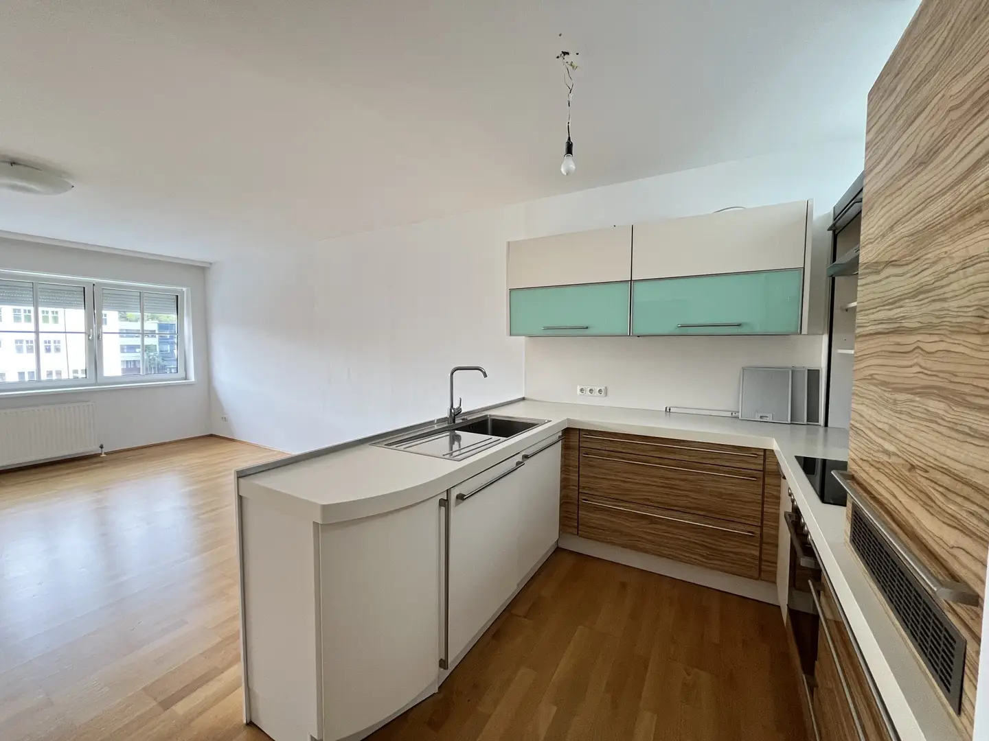 Zentrale Wohnung mit Loggia und verglastem Außenbereich