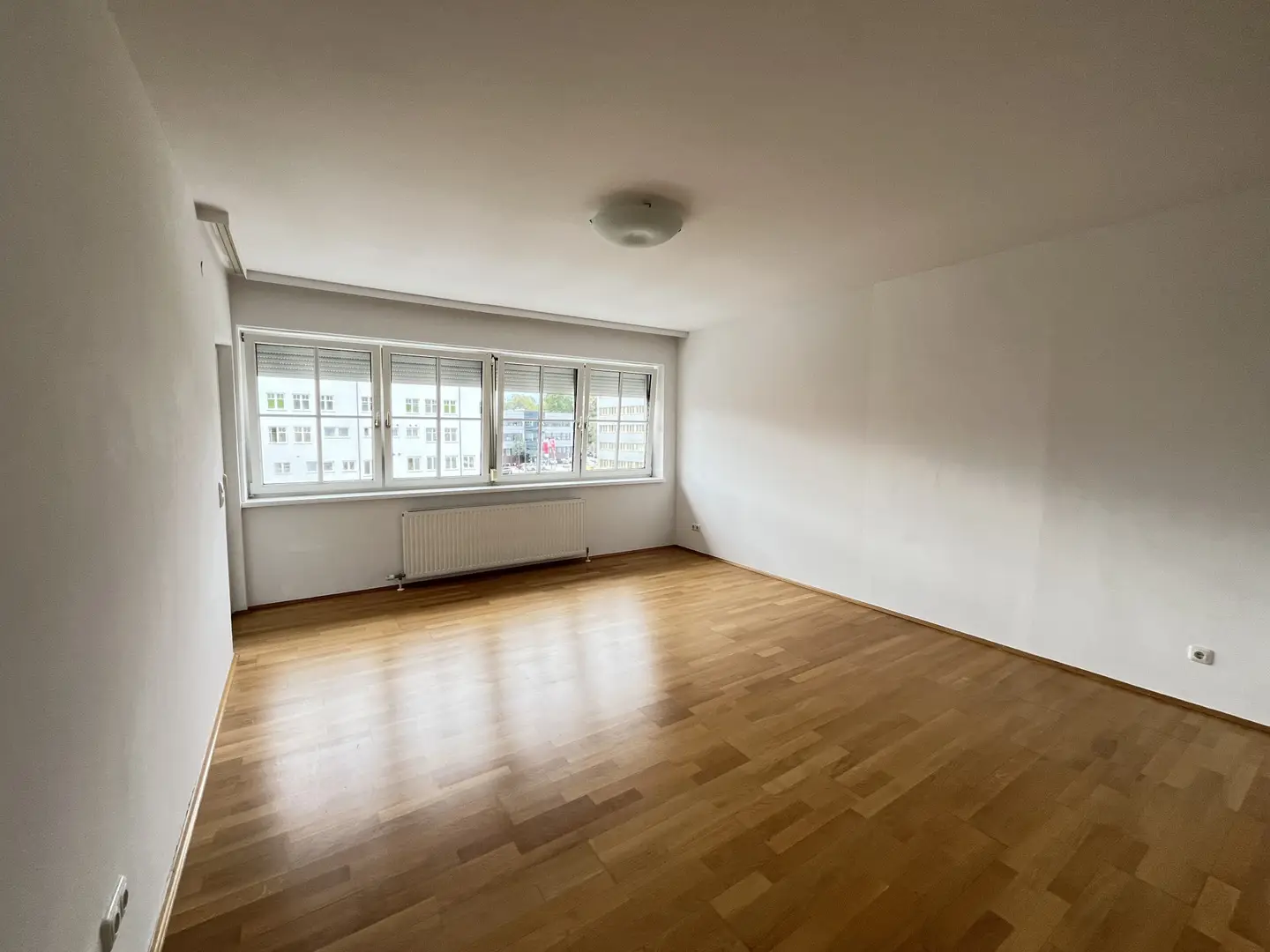 Zentrale Wohnung mit Loggia und verglastem Außenbereich