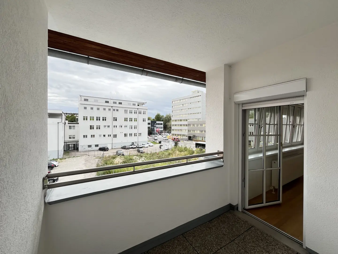 Zentrale Wohnung mit Loggia und verglastem Außenbereich