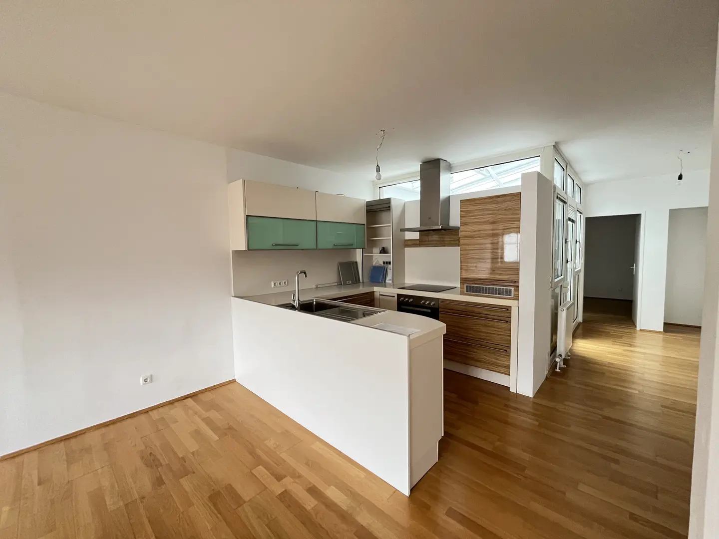 Zentrale Wohnung mit Loggia und verglastem Außenbereich