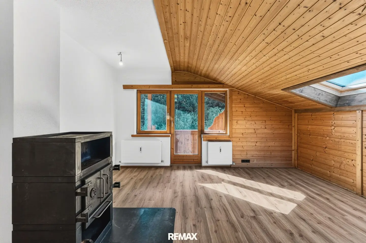 Frisch renovierter 3-Zimmer-Dachgeschosstraum mit zwei Balkonen und Tiroler Bergpanorama in Alpbach