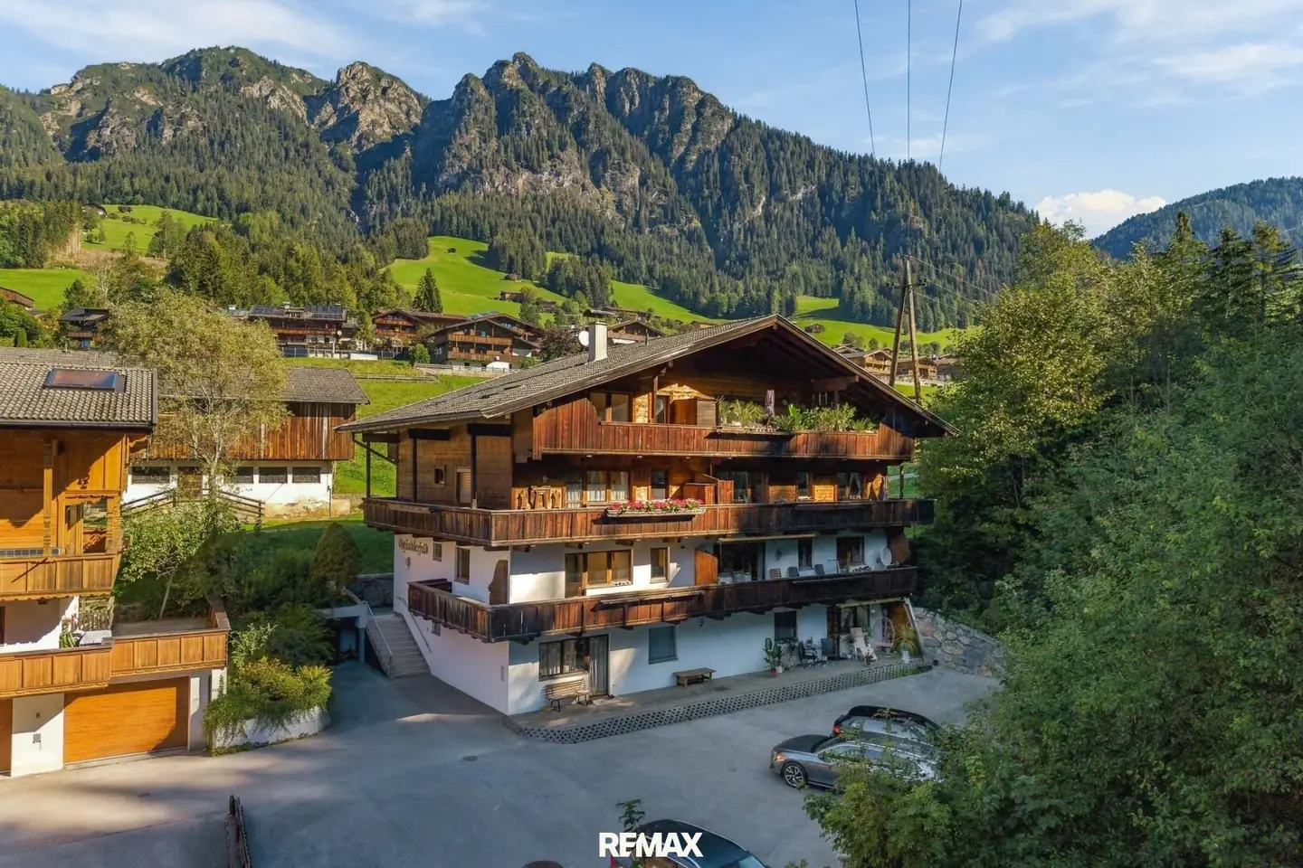Frisch renovierter 3-Zimmer-Dachgeschosstraum mit zwei Balkonen und Tiroler Bergpanorama in Alpbach