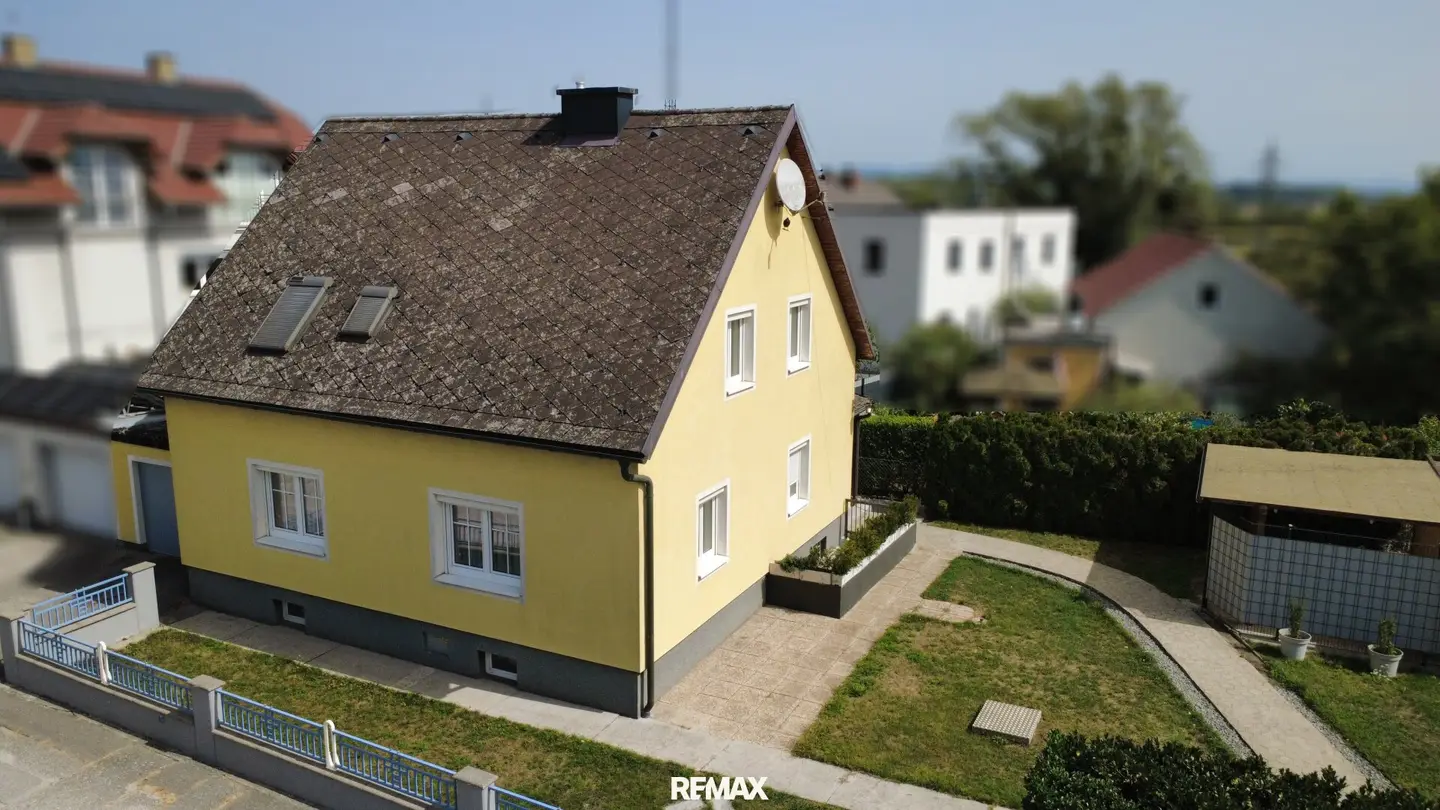 Residential house in a quiet location with garden and two garages
