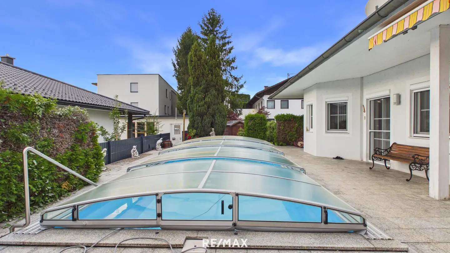 Well kept family apartment with pool and private garden