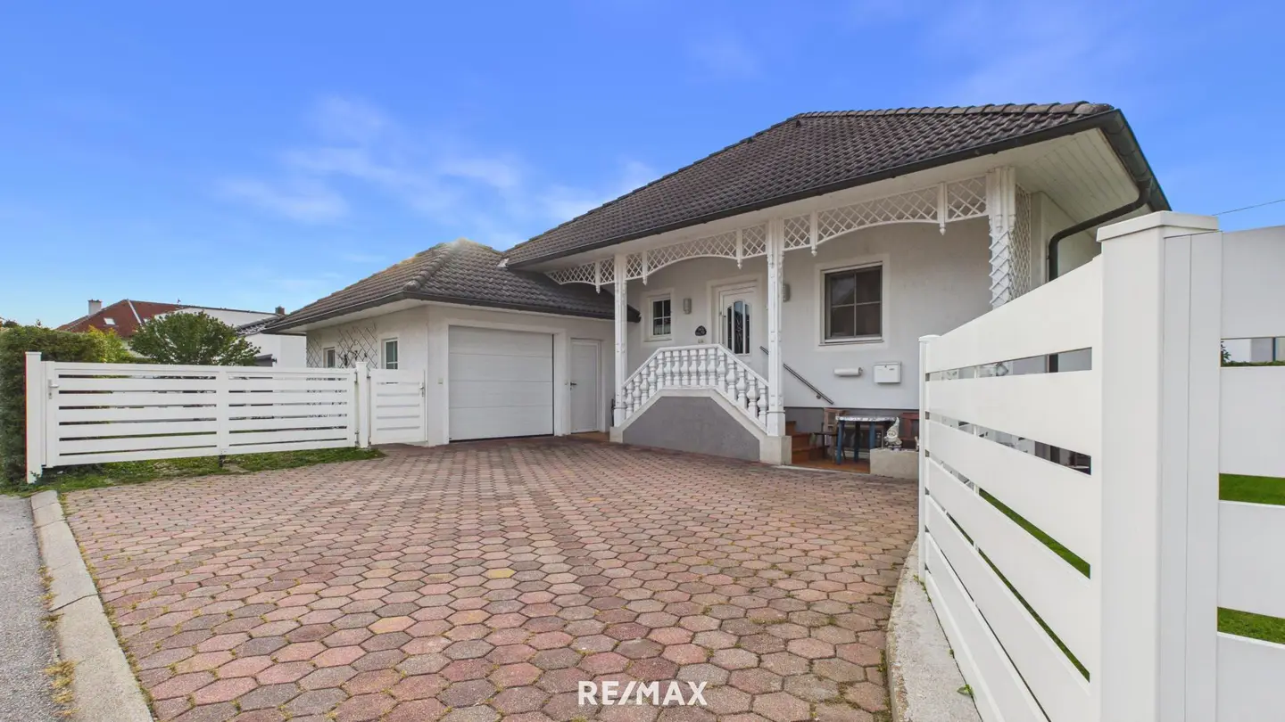 Well kept family apartment with pool and private garden