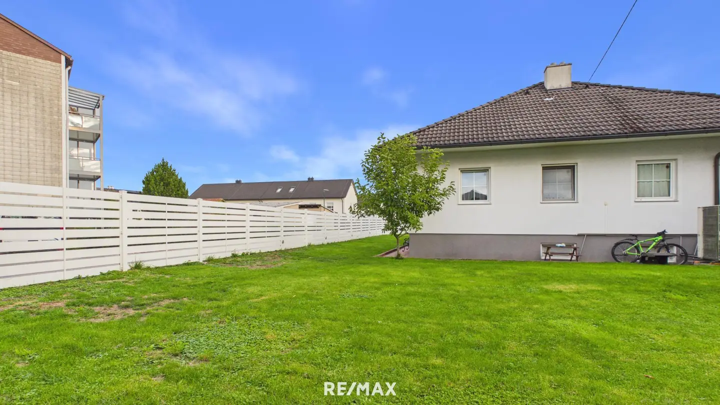 Well kept family apartment with pool and private garden