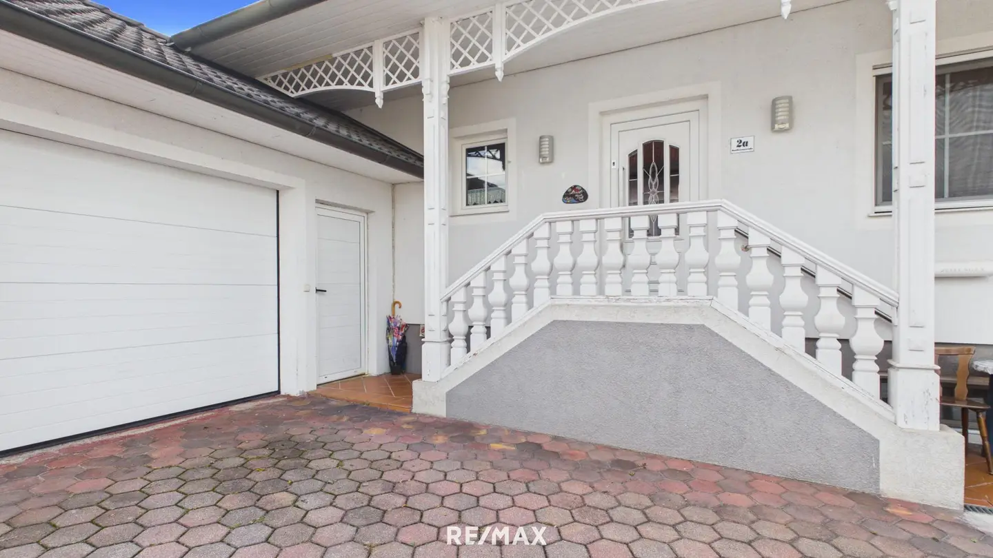 Well kept family apartment with pool and private garden