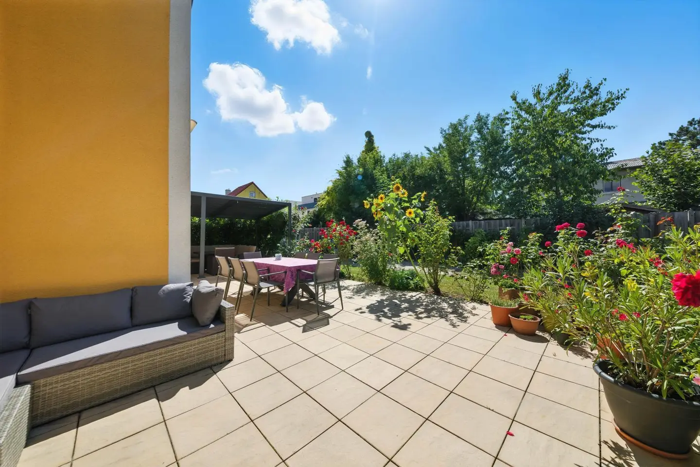 Sonnige Wohnung mit privatem Garten und Garage